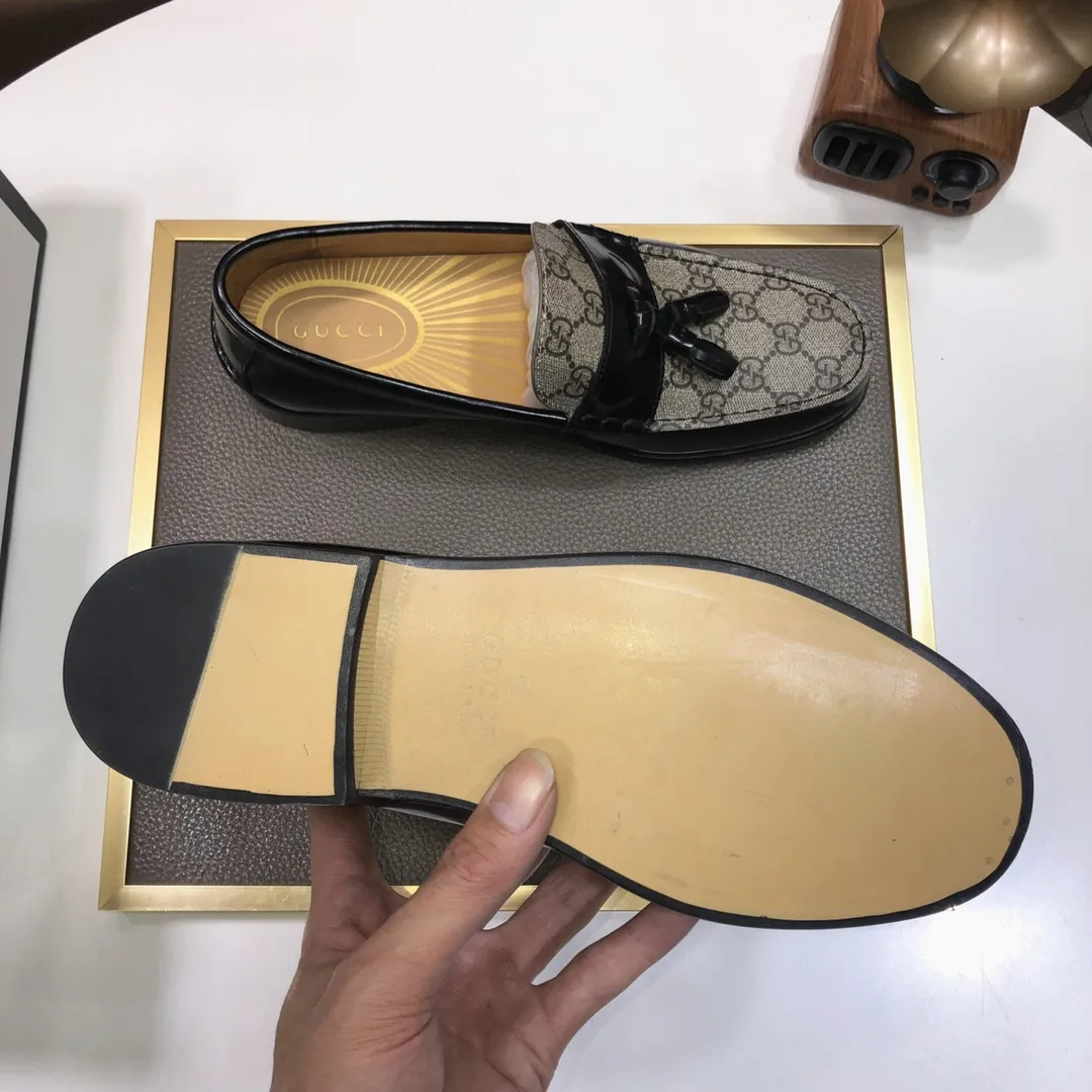 Factory batch 580💰Italy’s top luxury men’s shoe giant (GUCCI) (Gucci) (full cowhide lining) new arrival🍃Original European style🔰 Pleasant to the eye😍In order to make the shoes more durable and non-deformable🌀The production continues to follow traditional methods but there is still no lack of innovation💪Select original cowhide for the leather♻️Smooth, natural and extra bright⭐Made of imported cowhide The rich man’s first choice 38-45 (45 customized)